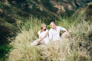 Un chico con una chica con ropa ligera en el fondo de un cañón verde foto