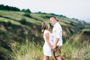 Un chico con una chica con ropa ligera en el fondo de un cañón verde foto