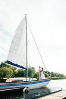 pareja joven, chico y chica, en, un, velero foto