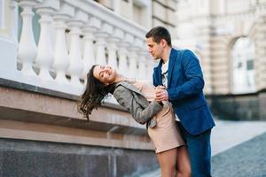 chico y una chica caminan felices por la mañana en las calles vacías foto