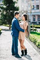 chico y una chica caminan felices por la mañana en las calles vacías foto