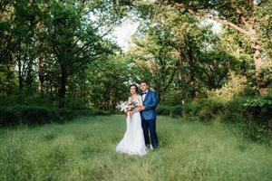 una pareja enamorada un chico y una chica en un paseo por el cinturón del bosque foto