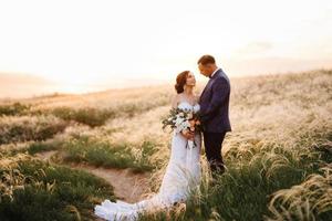 una pareja enamorada un chico y una chica en un paseo por el cinturón del bosque foto