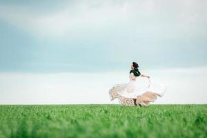 novia con un ramo de flores con un vestido de marfil y un chal de punto foto