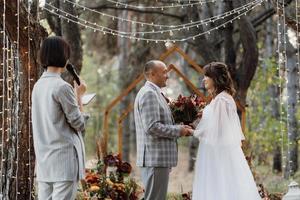 hombre y mujer se comprometieron en el bosque de otoño foto