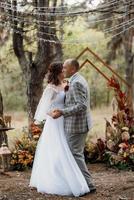 hombre y mujer se comprometieron en el bosque de otoño foto