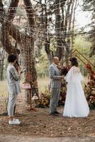 hombre y mujer se comprometieron en el bosque de otoño foto
