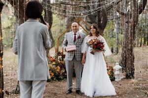 hombre y mujer se comprometieron en el bosque de otoño foto