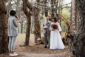 hombre y mujer se comprometieron en el bosque de otoño foto
