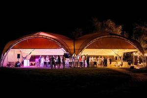 ciudad, país, mmm dd, aaaa - salón de banquetes por la noche foto