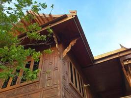 Casa de madera de estilo tailandés en el campo foto