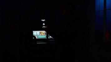 aplicativo de casa inteligente com um homem acendendo as luzes usando um comando de voz