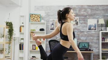 Mujer en forma y super flexible de pie en pose de yoga