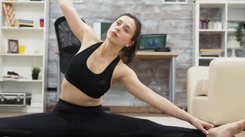 mujer joven tranquila y saludable practicando yoga