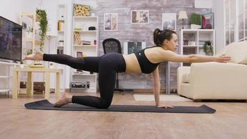 Mujer joven caucásica haciendo ejercicios para el dolor de espalda