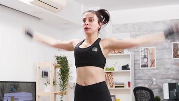 energisk ung kvinna gör jumping jacks video