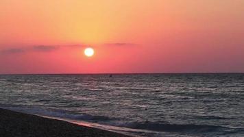 il più bel tramonto colorato sulla spiaggia di ialysos, rodi, grecia. video