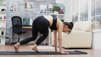 zijaanzicht van jonge vrouw die yogatraining doet video