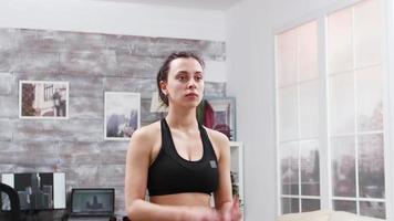 mulher fitness fazendo um exercício de inspiração e expiração video