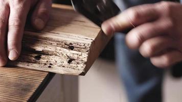 Carpintero con cepillo de mano de radioshave en carpintería de madera