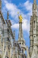 Estatua de la Virgen María en la parte superior de la catedral de Milán Duomo di Milano en Italia