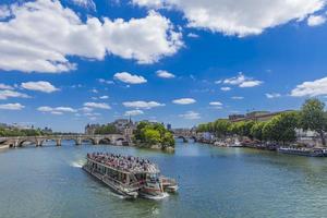 París, Francia, 2017 - barco turístico por el río Sena en París foto