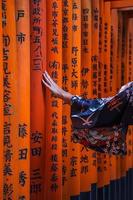 Kyoto, Japón 2016 - Mujer en kimono, pasarela en el santuario Fushimi Inari foto