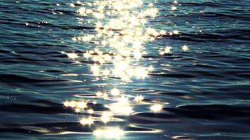 coucher de soleil rayons de soleil reflété l'eau video