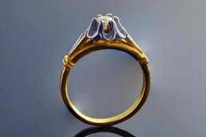 anillo de oro en oro blanco y amarillo con diamantes sobre un fondo con degradado y reflejos. producción de joyas foto