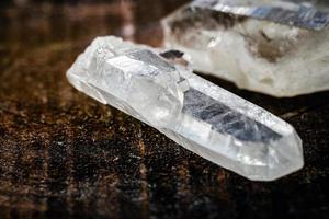 Diamante de imitación de piedra mineral macro, cristal de roca sobre un fondo negro de cerca, cuarzo transparente.