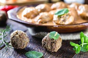 vegetarian meatballs with white herb sauce, gluten-free food, free of animal products. Brazilian vegan food.
