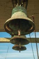 Detalle de badajo en campanas de bronce con cadena en una iglesia rural cerca de bento goncalves. una acogedora ciudad rural en el sur de Brasil famosa por su producción de vino. foto