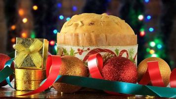 panettone, comida navideña decorativa, sobre mesa de madera video