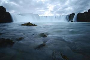 cascada de godafoss en islandia verano foto