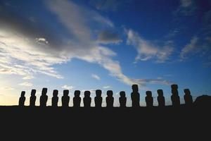 ahu tongariki moai en la isla de pascua foto