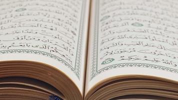 pagina's uit de koran, het heilige boek van de islam video