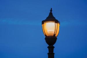 Detalle de un antiguo poste de luz al anochecer con cielo azul oscuro en garibaldi. una pequeña y elegante ciudad fundada por inmigrantes italianos en el sur de Brasil. foto