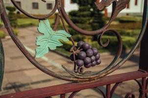 Detalle de hojas de parra y uva decorativas forjadas en una puerta de hierro en una propiedad de la bodega cerca de Bento Goncalves. una ciudad amigable en el sur de Brasil famosa por su producción de vino. foto