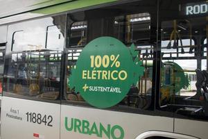 brasilia, df brasil, 25 de noviembre de 2021 los nuevos y modernos autobuses eléctricos que se utilizan en la ciudad capital de brasil foto