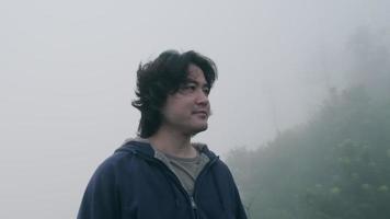 Mann, der sich vom frühen Morgen unter dichtem Nebel bewegt video
