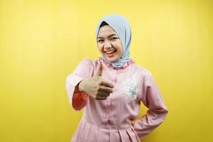 Hermosa joven musulmana con pulgares arriba, bien, buen trabajo, aislado