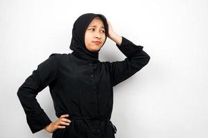 Hermosa joven musulmana asiática estresada, mareada, tiene un problema, se siente deprimida, con las manos sosteniendo la cabeza aislada sobre fondo blanco foto