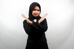 Hermosa mujer de negocios musulmana joven asiática con los brazos cruzados, manos mostrando rechazo, manos mostrando prohibición, manos mostrando desaprobación, aislado sobre fondo blanco.