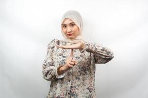 Hermosa joven musulmana asiática con la mano mostrando la señal de pare, la mano de la señal silenciosa, no hable la mano de la señal, no haga ruido la mano de la señal, aislado sobre fondo blanco.