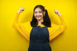 Bonita y linda mujer joven alegre, fuerte, confiada, con la mano apretada firme, lucha, lograr el éxito, la victoria, aislado foto