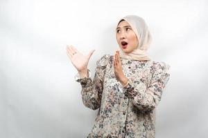 Hermosa joven mujer musulmana asiática conmocionada, sorprendida, expresión guau, mirando el espacio vacío, aislado sobre fondo blanco. foto