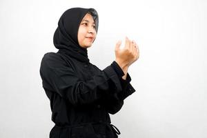 Hermosa joven musulmana asiática rezando, disculpándose, ayunando ramadán, islam, eid al fitr y eid adha, aislado sobre fondo blanco.
