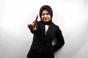 Hermosa mujer de negocios musulmana joven asiática asertiva, con el signo número uno de la mano, signo de advertencia de la mano a la cámara, aislado sobre fondo blanco. foto