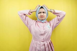 Hermosa joven musulmana triste, confundida, pensando, aislada foto
