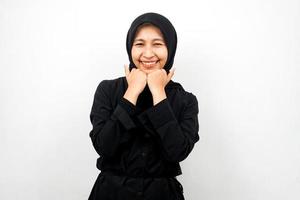 Hermosa joven mujer musulmana asiática sonriendo feliz, linda, sintiéndose cómoda, sintiéndose cuidada, sintiéndose bien, con las manos sosteniendo la barbilla aislada sobre fondo blanco